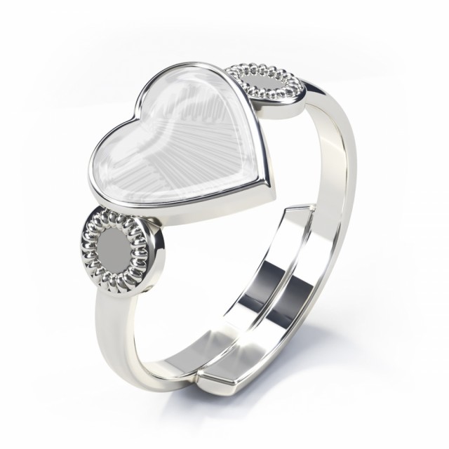 Vakker, regulerbar ring i sølv med hvitt hjerte.