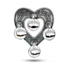 Denne delikate hjertesøljen finnes også i hvitt sølv med forgylte løv. thumbnail