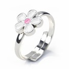 Vakker, regulerbar ring i sølv med hvit blomst. thumbnail