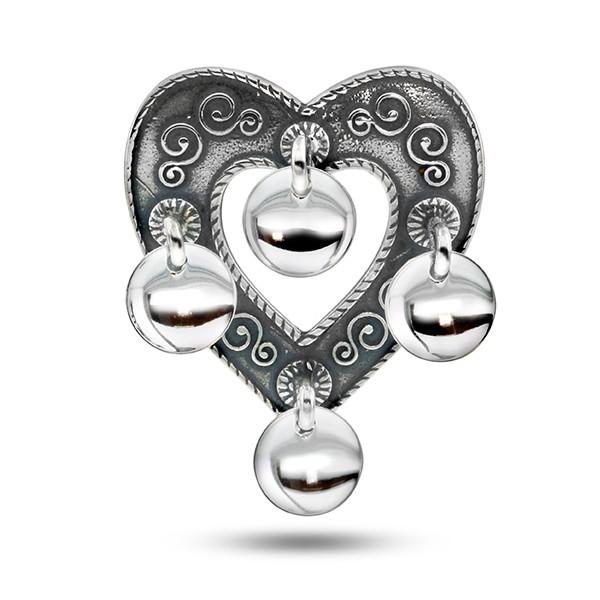 Denne delikate hjertesøljen finnes også i hvitt sølv med forgylte løv.